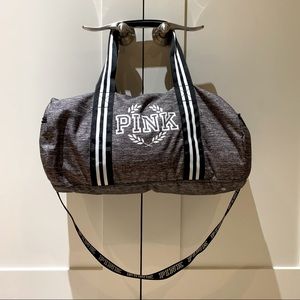 Victoria’s Secret: Pink gym bag